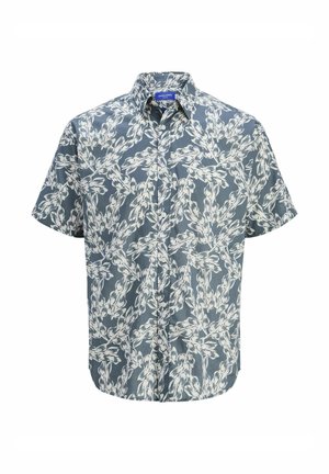 Camicia a maniche corte blu a fiori sopra una maglietta bianca, abbinata a pantaloni corta di denim azzurro e sneaker blu navy con dettagli bianchi.