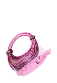 Rosa gennemsigtig taske med et rundet håndtag, glat tekstur og klaplukning. Har synligt metalhardware og slankt design.