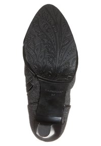 Suela de zapato negra con un detallado patrón floral en relieve, fabricada en goma texturizada. Presenta un tacón redondeado y el nombre de la marca en relieve. Talla 37.