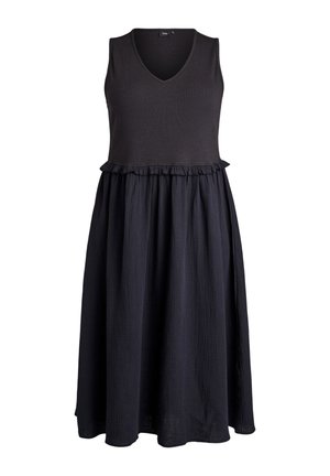 Crna haljina bez rukava s V-izrezom, naboranim detaljem u struku i naboranom teksturiranom tkaninom koja seže do sredine lista.