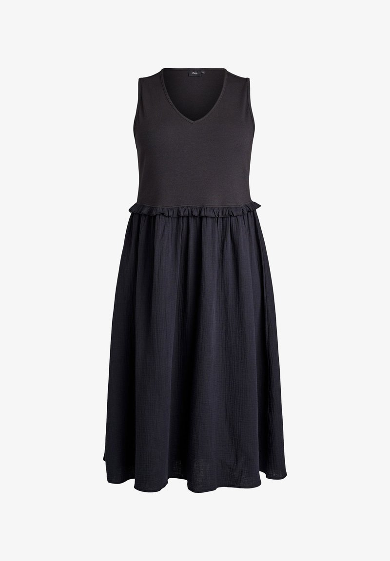Robe noire sans manches avec col en V, détail froncé à la taille et jupe en tissu texturé froncé arrivant à mi-mollet.