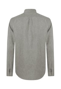 Camisa de manga larga en lino gris claro con una textura sutil, cuello y puños abotonados. Tiene un pliegue en la parte posterior para añadir un detalle adicional.