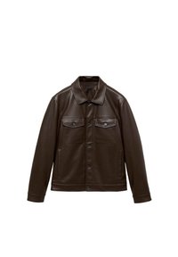 Veste en cuir marron avec un col, fermeture à boutons à l'avant, deux poches sur la poitrine et des poches latérales. Texture lisse et design structuré.