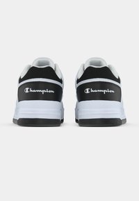 Αθλητικά παπούτσια σε ασπρόμαυρο χρώμα με υφή στην πάνω πλευρά, διαθέτουν επενδεδυμένο γιακά, λευκό λογότυπο στη φτέρνα και λαστιχένια σόλα για καλύτερη πρόσφυση.