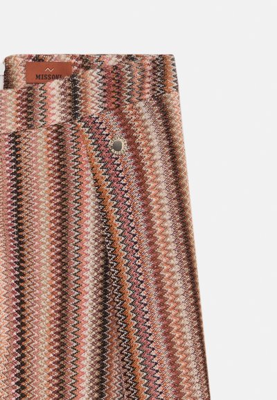 Tissu texturé présentant un motif en zigzag dans des teintes de rose, orange et marron, avec un bouton en métal et le logo Missoni visible.