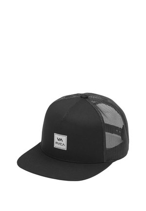 Czarna czapka typu trucker z siateczkowym tyłem i płaskim daszkiem, z małą kwadratową naszywką z logo "VA RVCA" na przednim panelu.