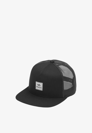 Casquette de camionneur noire avec dos en filet et visière plate, ornée d'un petit patch carré avec le logo "VA RVCA" sur le devant.