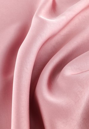Roze satijnen stof met een gladde, glanzende textuur, met zachte, vloeiende plooien en een subtiele glans, ideaal voor drapering en kleding.