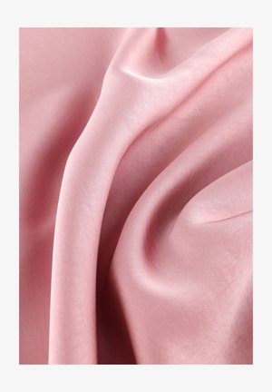 Roze satijnen stof met een gladde, glanzende textuur, met zachte, vloeiende plooien en een subtiele glans, ideaal voor drapering en kleding.