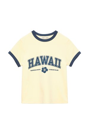 T-shirt corta color crema con rifiniture blu navy su collo e maniche, con la scritta "HAWAII Tropical Roots & Beach Club" e grafica di un fiore di ibisco.