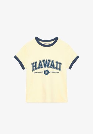 T-shirt court crème avec bordure bleu marine au col et aux manches, avec le texte « HAWAII Tropical Roots & Beach Club » et un motif de fleur d'hibiscus.