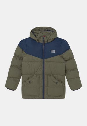 Kurtka ocieplana w kolorze oliwkowej zieleni i granatu, z kapturem, skośnym wzorem z blokami kolorów, przednim zamkiem błyskawicznym oraz dwoma kieszeniami z patkami zapinanymi na guziki.