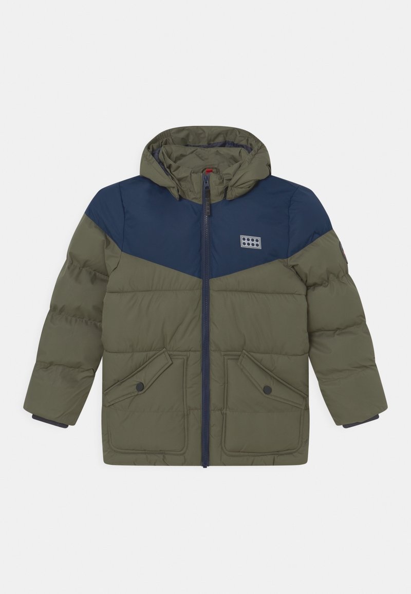 Chaqueta acolchada en verde oliva y azul marino, con capucha, diseño de bloques de color diagonal, cremallera frontal y dos bolsillos con solapa abotonados.