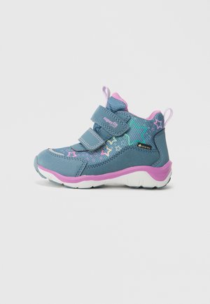 Chaussure enfant bleue en mesh et daim avec des accents roses. Elle dispose de deux bandes velcro, de motifs d'étoiles et d'une semelle en caoutchouc blanche.