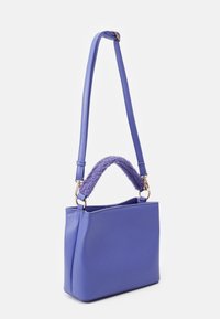 Fioletowa skórzana torebka z teksturowaną, puszystą rączką i długim paskiem, wyposażona w złote okucia i o prostokątnym kształcie.
