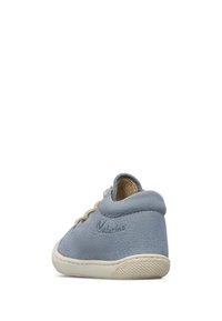 Scarpa in pelle blu chiaro con punta arrotondata, lacci beige e superficie texture. Presenta un design a caviglia bassa e una suola robusta color crema.