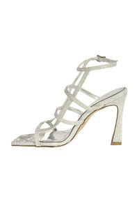 Silberner Glitzer-High-Heel-Sandalette mit überkreuzten Riemen, spitzem Zehenbereich und metallischem Finish an Absatz und Innensohle.