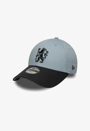 Graue Baseballkappe mit schwarzem gebogenen Schirm, auf dem vorderen Panel ist ein schwarzer, bestickter Löwe mit einem Stab abgebildet.