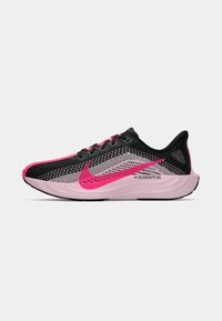 Baskets de course noires et roses avec une tige en mesh, un design texturé, une semelle intermédiaire ZoomX et une semelle extérieure en caoutchouc noir. Présente un swoosh Nike rose bien visible.