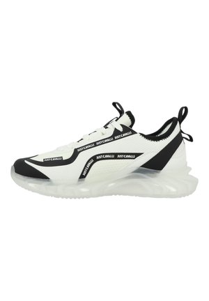 Baskets de sport avec une tige en mesh blanche et noire, arborant des logos audacieux et une semelle translucide texturée au design incurvé.