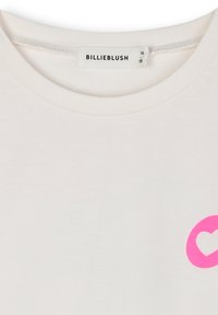 Korte mouw crème t-shirt gemaakt van zachte katoen, met een grote roze hartafbeelding en een ronde halslijn. Merkklabel zichtbaar in de halslijn.