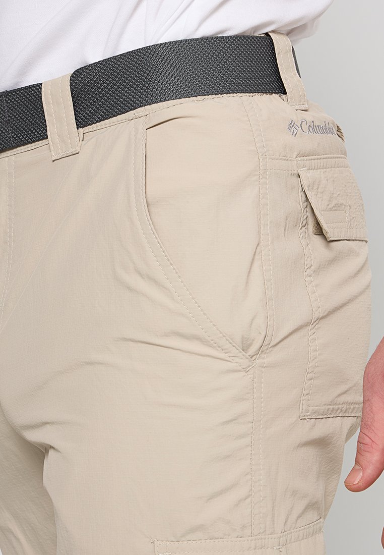 Beige Cargo-Shorts aus leichtem Stoff mit einem strukturierten grauen Gürtel, die über seitliche Taschen und dekorative Nähte verfügen.