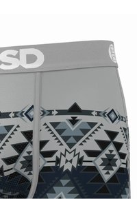 Sive bokserice z geometrijskim vzorcem v odtenkih modre in črne barve. Imajo siv pas z belimi detajli logotipa.