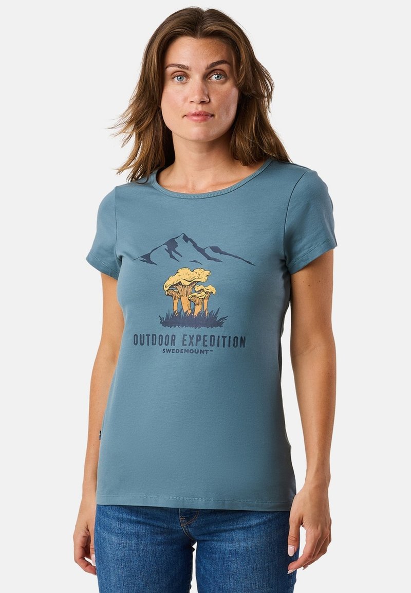 Vaaleansininen puuvillainen t-paita, jossa on pyöreä kaula-aukko, lyhyet hihat ja graafinen painatus sienistä vuorten kanssa sekä teksti "Outdoor Expedition".