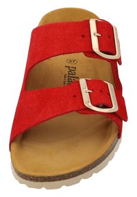 Sandale en daim rouge avec deux larges sangles, boucles en métal ajustables et une semelle rembourrée marron clair, dotée d'une semelle texturée marron.