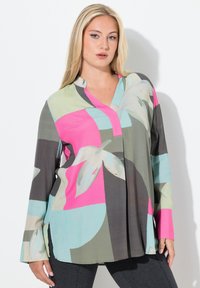 Flerfarvet bluse med blomsterprint i nuancer af grøn, pink og blå med V-udskæring og lange, flagrende ærmer.