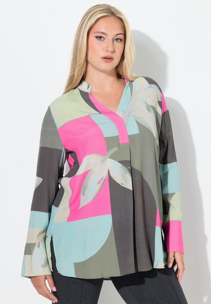 Flerfarvet bluse med blomsterprint i nuancer af grøn, pink og blå med V-udskæring og lange, flagrende ærmer.