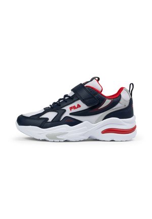 Baskets de sport bleu marine et blanc en matériaux mesh et cuir, dotées d'une sangle Velcro, d'accents rouges et d'un design de semelle épaisse.