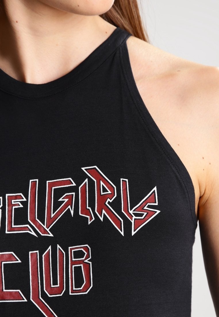 Débardeur en coton noir sans manches avec un texte graphique rouge et blanc audacieux portant l'inscription "BELL GIRLS CLUB" dans une police en zigzag. Col haut et design ajusté.