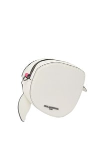 Borsa in finta pelle bianca con forma arrotondata, chiusura superiore con zip e dettagli rosa. Presenta un piccolo lembo laterale e un sottile logo.