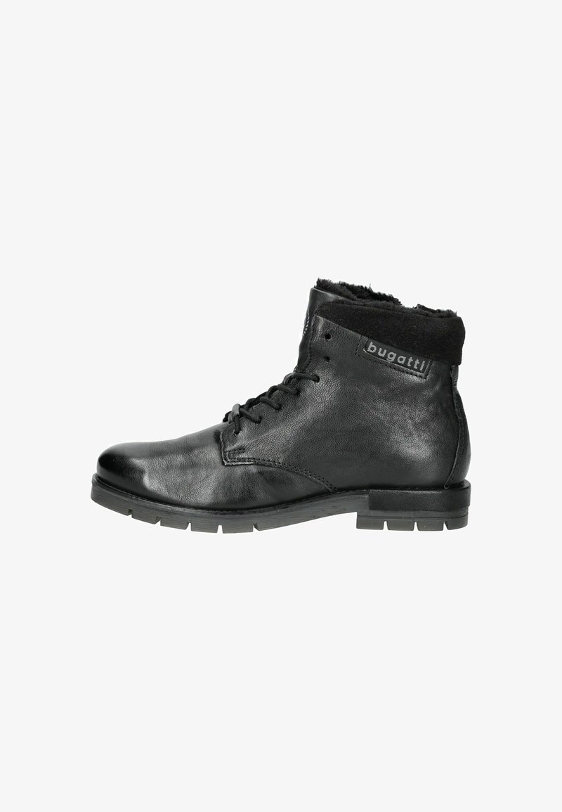 Botas de tobillo de cuero negro con cordones en la parte delantera, forro interior suave y suela de goma texturizada. Cuenta con una etiqueta en el lateral.