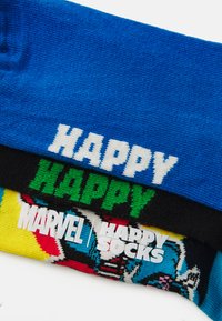 Tri para nogavic: ene modre z napisom "HAPPY" v beli barvi, ene črne z napisom "HAPPY" v zeleni barvi in ene večbarvne z napisom "MARVEL" in komičnimi motivi.