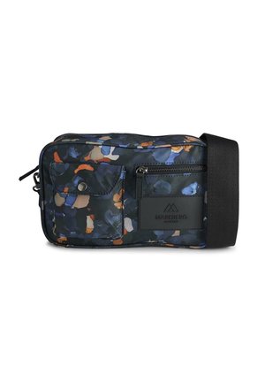 Bolso bandolera compacto con patrón abstracto en negro, azul, naranja y beige, con bolsillos delanteros con cremallera y cierre de presión, y correa ancha negra ajustable.