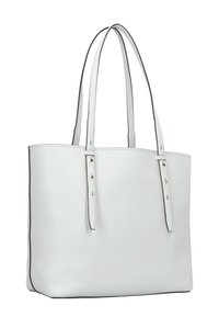 Witte leren totebag met een slank, gestructureerd ontwerp en zwarte piping. Voorzien van twee lange handvatten met gouden hardware en subtiele stiksels.