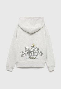 Svetlosivá mikina s kapucňou s textom "Peanuts Racquet Club", malým kresleným vtáčikom držiacim tenisovú raketu a nápisom "Since Good Grief 1950" na chrbte.