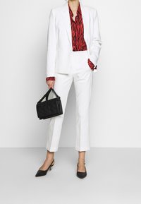 InWear Kalhoty - white