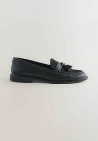 Sort læder loafersko med tekstureret suedede accent og kvast detalje, der har en flad gummisål og glat overflade.