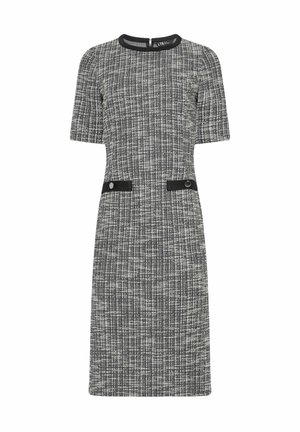 Abito a maniche corte in un tessuto nero e bianco testurizzato, con una silhouette aderente, due tasche frontali con accenti neri e un scollo rotondo.