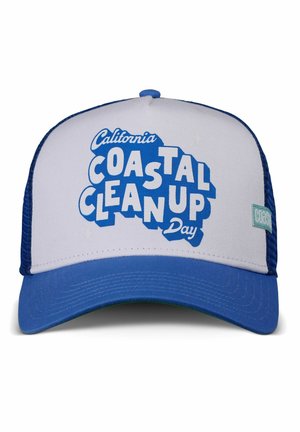Blauw-witte trucker cap met een gebogen klep, voorzien van "California Coastal Clean Up Day" in vetgedrukte lettertype. Gevoerde achterkant voor ventilatie.