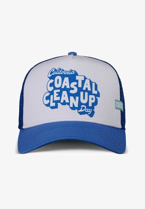 Blau-weiße Trucker-Cap mit gebogenem Schirm, auf dem in fetten Buchstaben "California Coastal Clean Up Day" steht. Mit einem Netzrücken für Belüftung.
