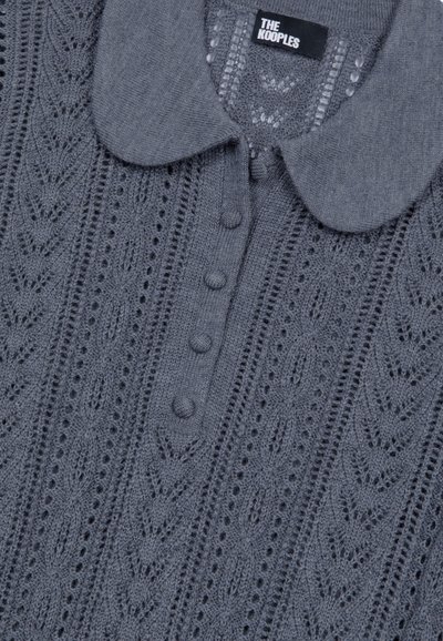 Szary sweter z dzianiny o fakturowanych wzorach, okrągłym kołnierzu, guzikach pokrytych tkaniną oraz widoczną etykietą marki "The Kooples".