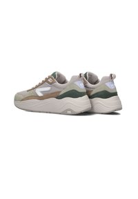 Beige en groene sneakers van mesh en suede materialen, met een dikke witte tussenzool, gewatteerde kraag en een logo-label op de hiel.