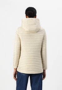 Beige pufferjack met horizontaal gestikt patroon, een capuchon en lange mouwen. Lichtgewicht materiaal met een gladde afwerking.