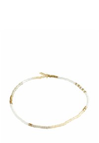 Bracciale di perline con perline bianche, crema e dorate. Include un chiusura con accento dorato e presenta una consistenza liscia con forme uniformi.