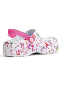Zueco blanco con tira rosa, que presenta patrones de dibujos animados coloridos, diseño redondeado, suela texturizada y agujeros de ventilación laterales.