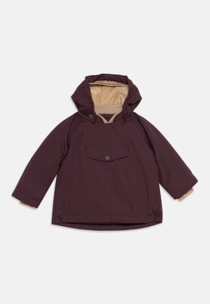 Chaqueta de invierno infantil de color púrpura oscuro con capucha, forro de polar beige y solapa de bolsillo con botones en la parte delantera, extendida sobre fondo blanco.